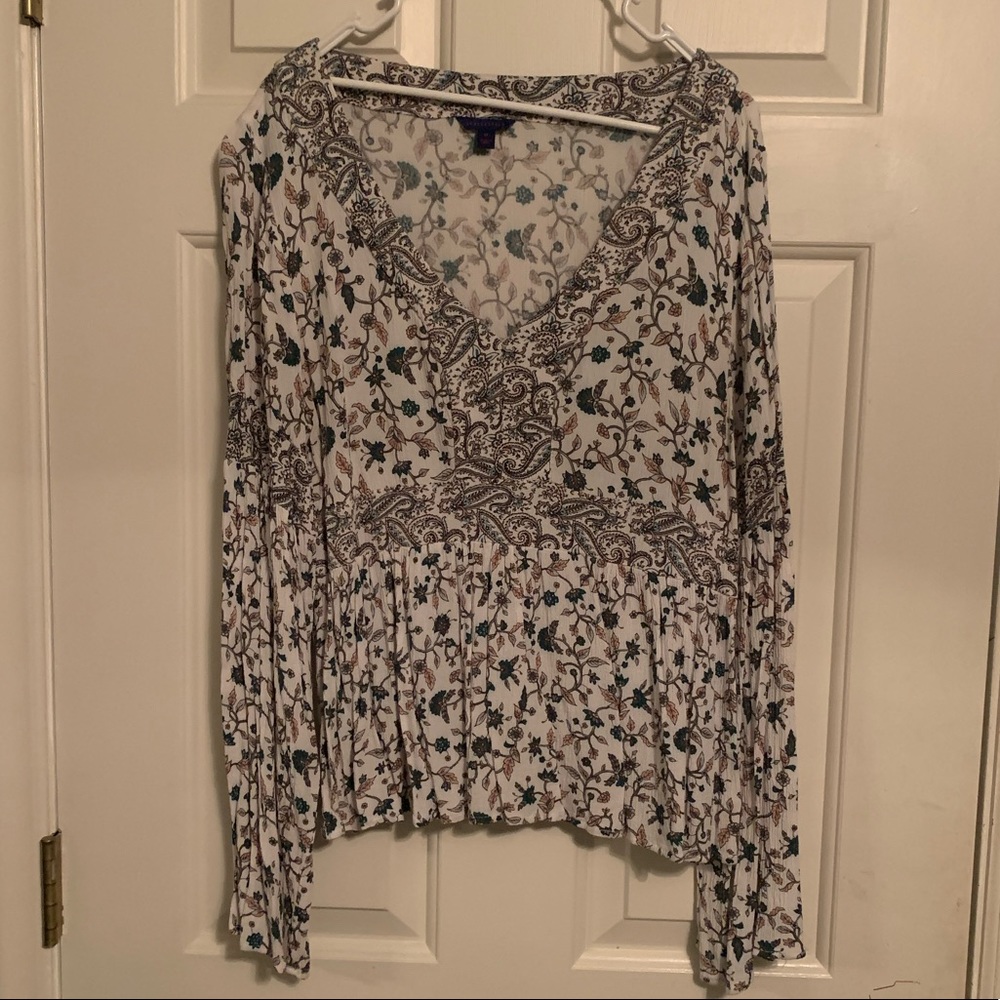 Very cute Aeropostale top with flowey sleeves!